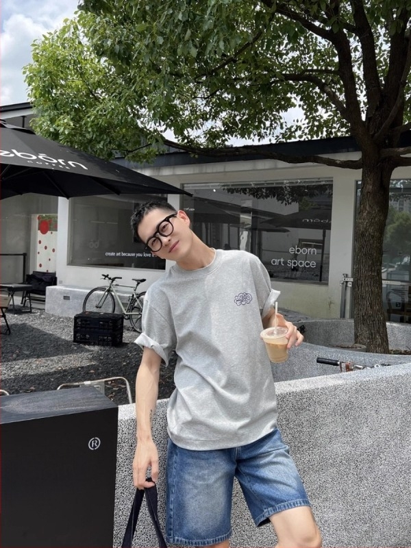 Tricou bărbătesc din bumbac cu litere brodate, mâneci scurte, guler rotund, croială lejeră