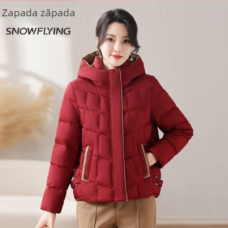 Geacă de damă cu glugă, croială lejeră, material nylon, umplutură cu puf de rață 86–90%