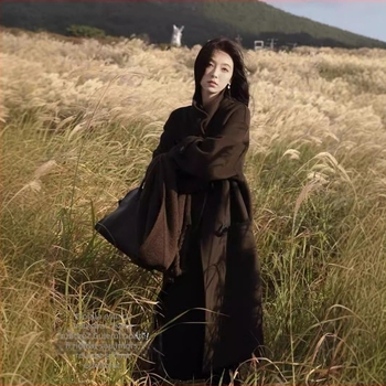 Palton de femei din lână cu model 3D, 70-80% lână și sub 30% alpacă, guler în V, închidere cu nasturi pe un singur rând, lungime extinsă, mâneci lungi