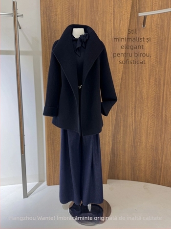 Palton din lână de oaie cu guler înalt, amestec lână de oaie-Lyocell, lungime medie, croială lejeră, mâneci lungi, deschidere în față cu șnur