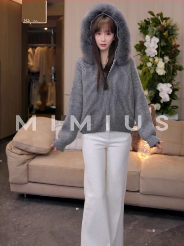 Pulover scurt tricotat cu glugă și guler de blană, fermoar, material chenille și amestec lână de oaie-bumbac