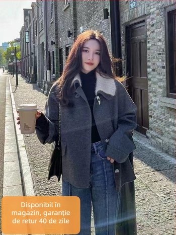 Palton damă din lână tweed, lungime scurtă, croială lejeră, guler rever, cu guler de blană