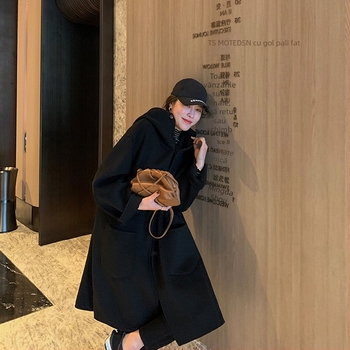 Palto femei Cape cu glugă, din lână-poliester, dublu față, lungime medie, mâneci lungi, închidere cu nasturi, buzunare