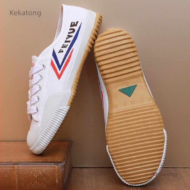 Adidași din canvas cu talpă din cauciuc, șireturi, vârf ascuțit, toc plat