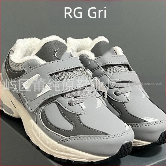 Pantofi de alergare pentru copii, cu fleece; Velcro închidere; partea superioară: velur + piele sintetică + țesătură; talpă: cauciuc EVA PU; ușori, anti-derapare, durabili și amortizanți.