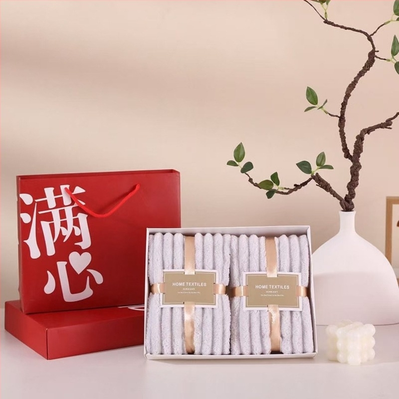 Set de două prosoape din velur coral într-o cutie cadou, imprimare logo disponibilă, 260 g, țesătură Jacquard.