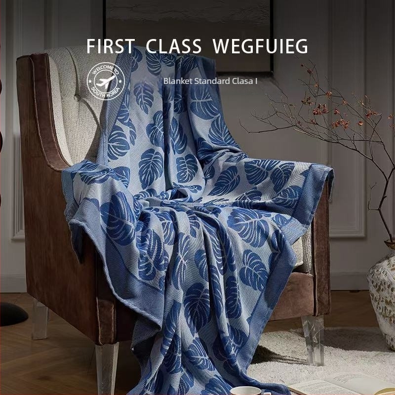 Pătură aviatică cu model în dungi, poliester, greutate 500–799 g, stil modern minimalist.