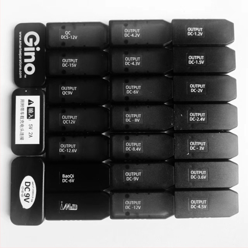 Sursă USB cu ieșire reglabilă pentru înlocuirea bateriilor uscate — cabluri cu cleme alligator, intrare USB 5V, tensiuni de ieșire: 1.2V, 2.4V, 3.6V, 1.5V, 3V, 4.5V, 6V, 9V