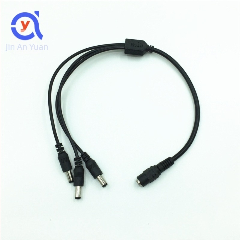 Cablu DC 1 intrare / 3 ieșiri pentru alimentare centralizată CCTV, izolație PVC, conectori 5,5×2,1 mm, 12V