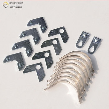 Set hardware pentru rame foto din aliaj de aluminiu, construcție ștanțată, include 4 suporturi de colț, 4 distanțiere, 8 cleme cu arc și 2 cârlige de fixare