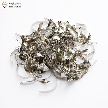 Set hardware pentru rame foto din aliaj de aluminiu, construcție ștanțată, include 4 suporturi de colț, 4 distanțiere, 8 cleme cu arc și 2 cârlige de fixare