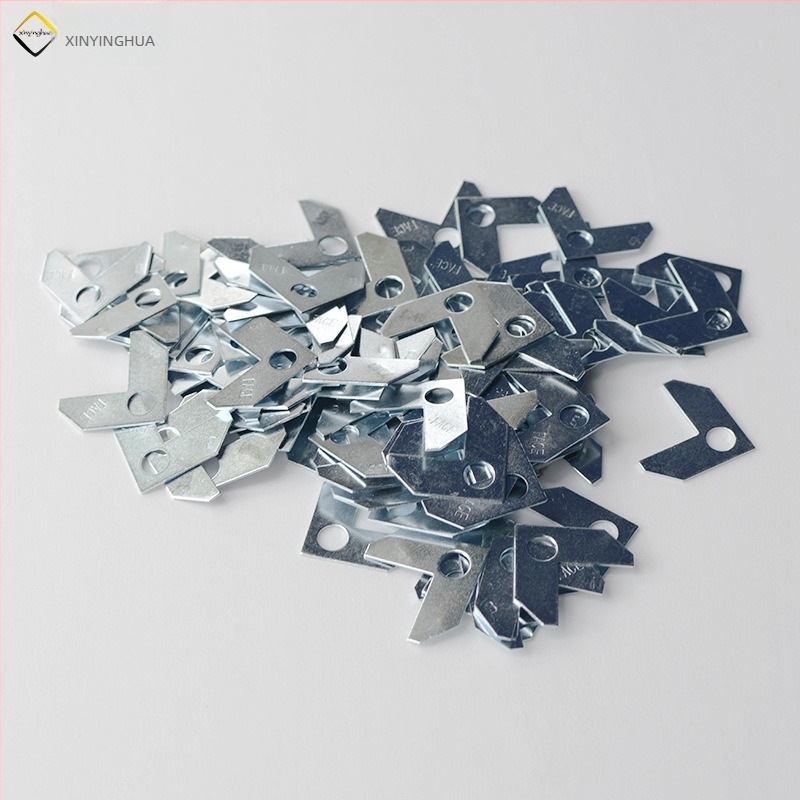 Set hardware pentru rame foto din aliaj de aluminiu, construcție ștanțată, include 4 suporturi de colț, 4 distanțiere, 8 cleme cu arc și 2 cârlige de fixare