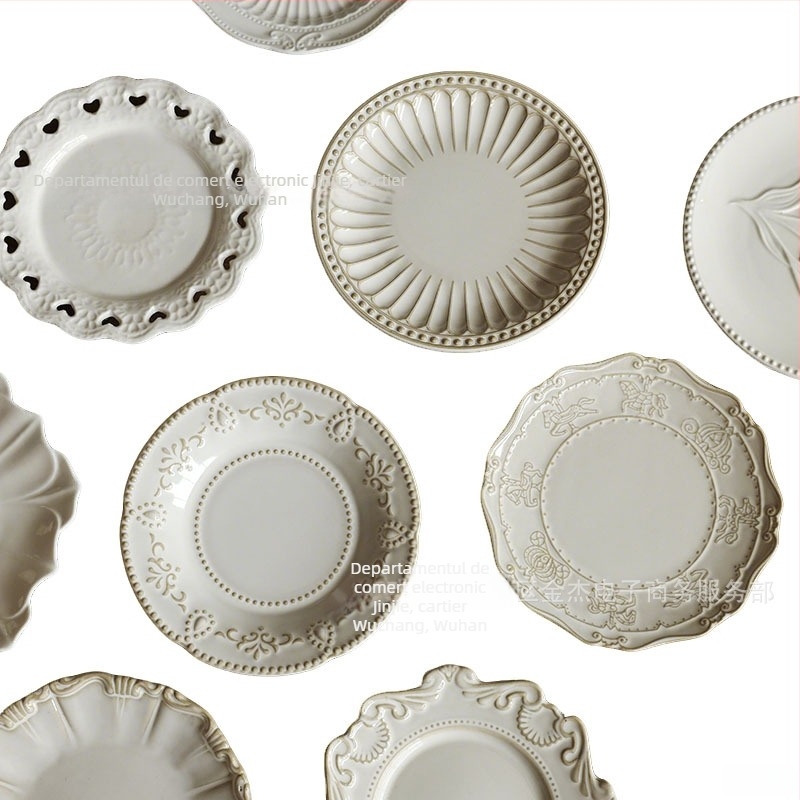 Farfurie din porțelan, finisaj glazurat la cuptor, model în dungi, formă tip dantelă, stil retro-lux