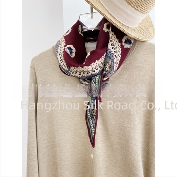 Șal din mătase și lână, model herringbone, iarnă 2025, stil literar retro, imprimat