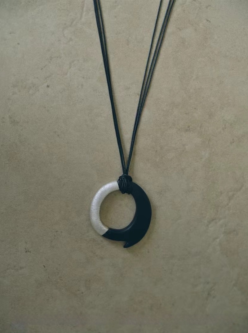 Colier geometric cu finisaj din alamă electroplacată, rășină mată și pandantiv din santal; lanț din sfoară de ceară; lungime reglabilă; stil casual pentru femei