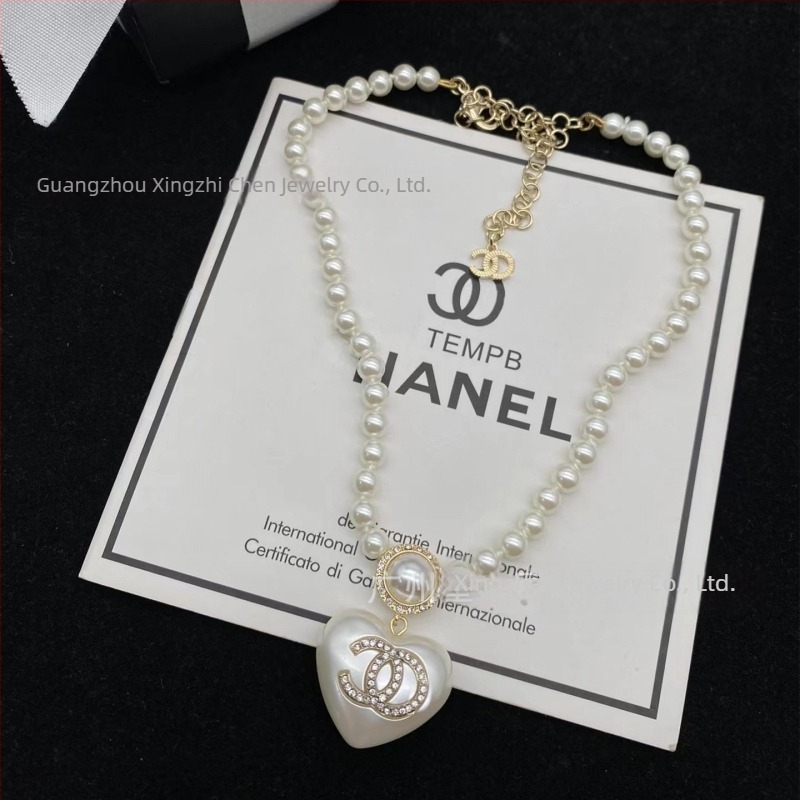 Colier din cupru cu lanț clavicular și pandantiv cu motiv de literă, placare electrolitică, material pandant: cupru, formă: litere/numere/text