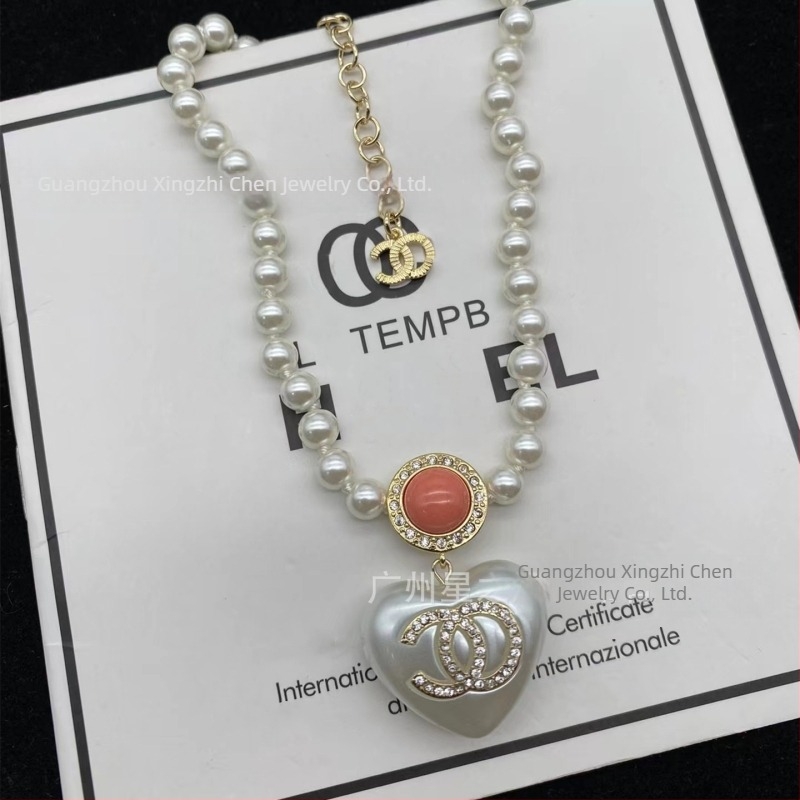 Colier din cupru cu lanț clavicular și pandantiv cu motiv de literă, placare electrolitică, material pandant: cupru, formă: litere/numere/text