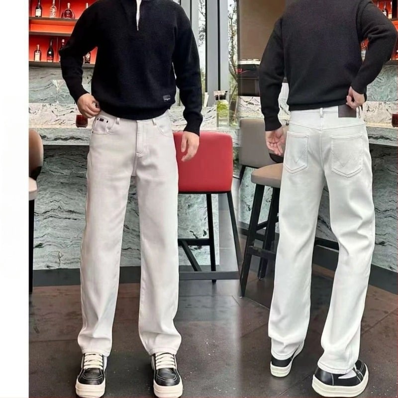 Jeansi cu fleece, croială lejeră, picioare drepte, talie medie, închidere cu nasturi