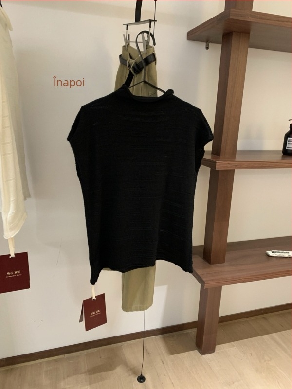 Pulover tricotat cu glugă, guler semi înalt, croială lejeră, mâneci 3/4, lungime medie