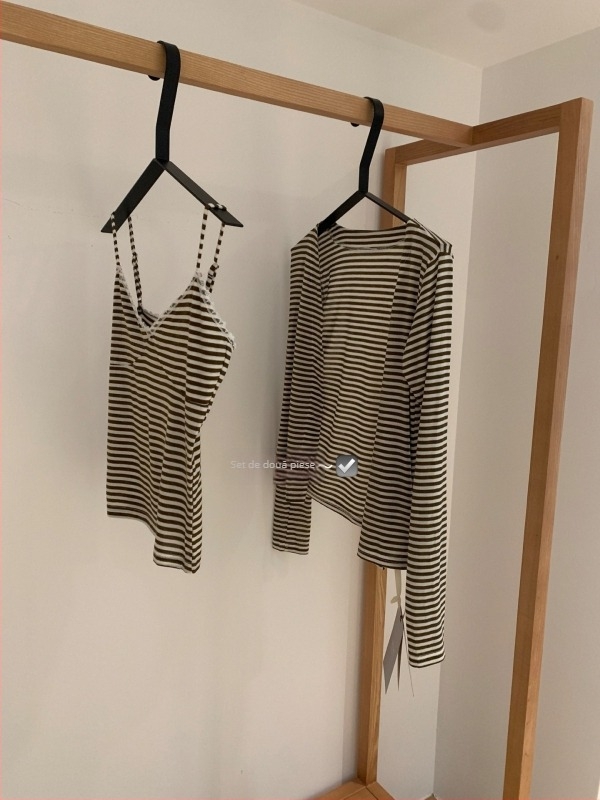 Set din două piese: top cu decolteu în V și cardigan tricotat — decolteu în V, mâneci lungi, stil cardigan, croială regulată, toamnă 2025