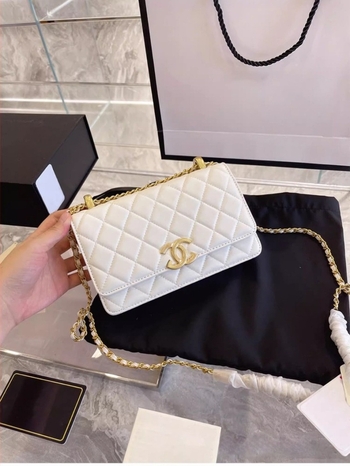 Geantă crossbody din piele naturală, textură de piele de oaie, formă orizontală pătrată, închidere cu lacăt; buzunare interioare: fermoar, buzunar pentru telefon, buzunar pentru ID; curea de umăr cu o singură curea