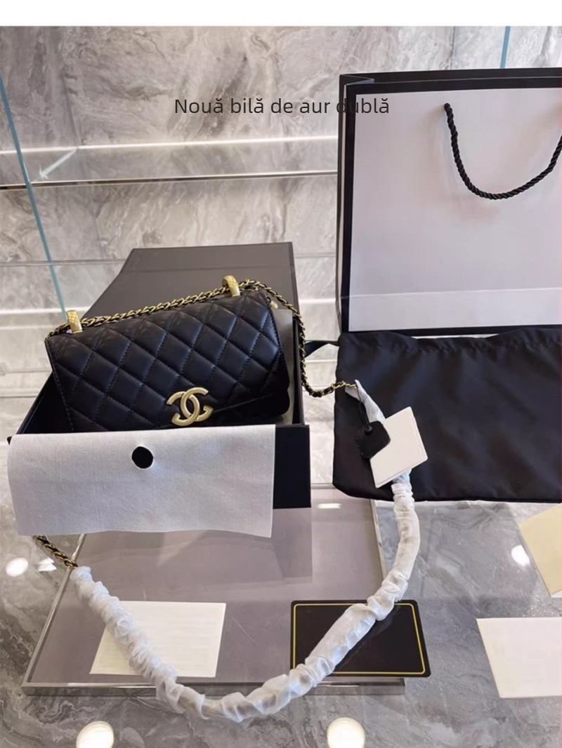 Geantă crossbody din piele naturală, textură de piele de oaie, formă orizontală pătrată, închidere cu lacăt; buzunare interioare: fermoar, buzunar pentru telefon, buzunar pentru ID; curea de umăr cu o singură curea