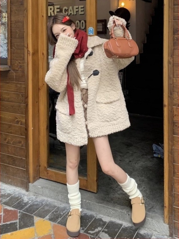 Palton damă din blană artificială de iepure, cu guler lapel, croială lejeră, lungime medie, nasturi într-un singur rând