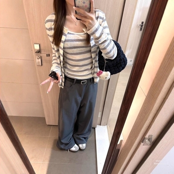 Set din două piese: cardigan tricotat în dungi cu top cu bretele, croială Slim, mâneci lungi, guler rotund