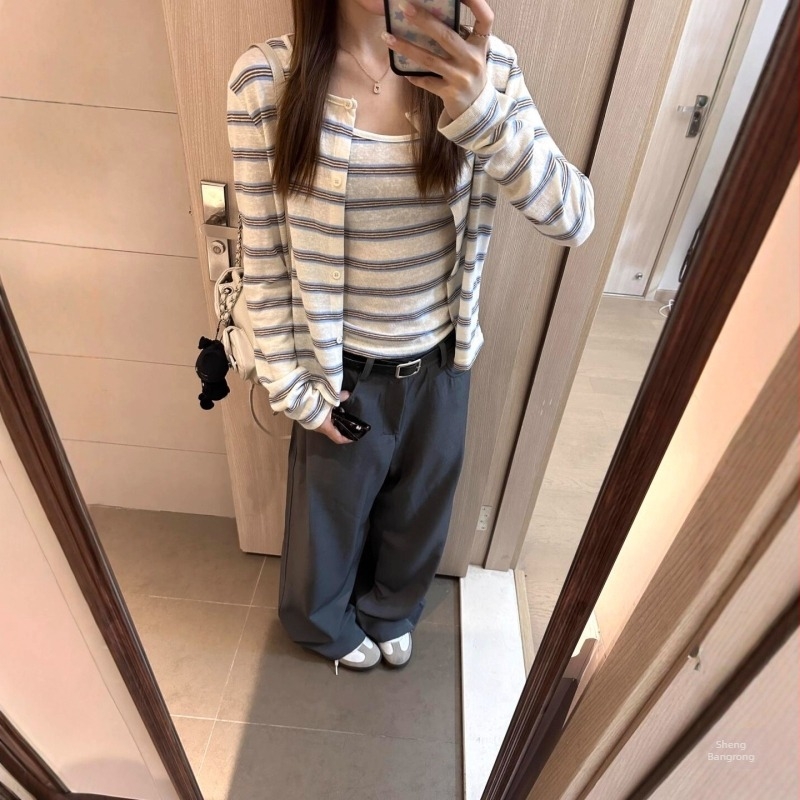 Set din două piese: cardigan tricotat în dungi cu top cu bretele, croială Slim, mâneci lungi, guler rotund