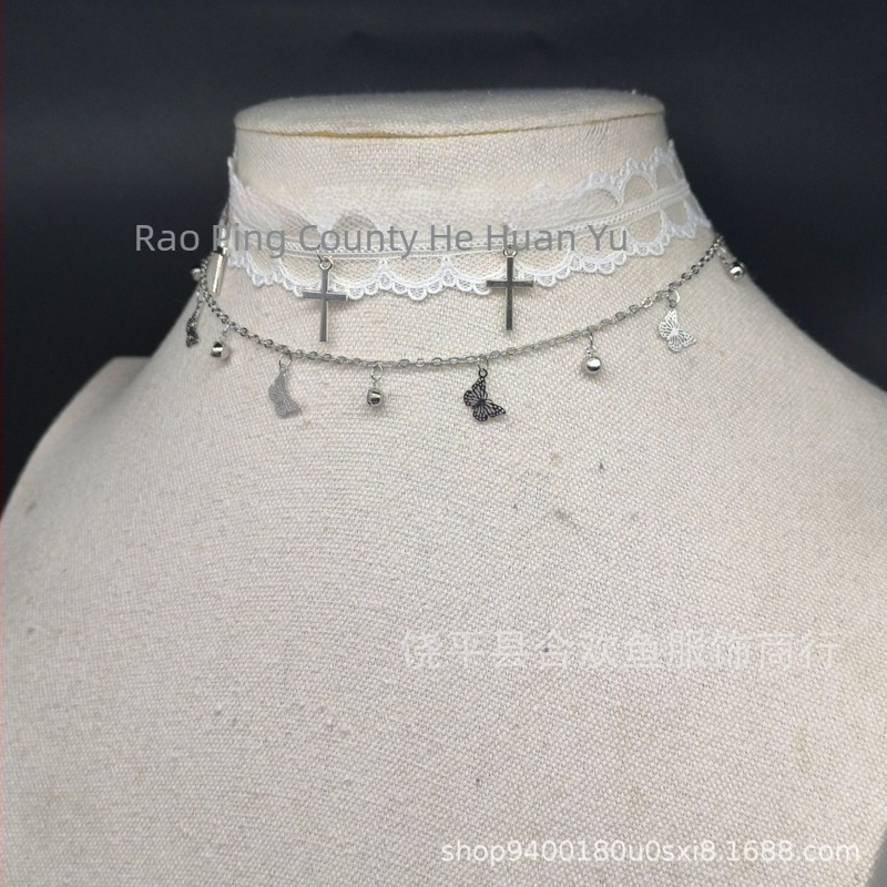 Colier pentru claviculă cu dantelă, fluture și cruce cu ciucuri – materiale mixte, stil chic