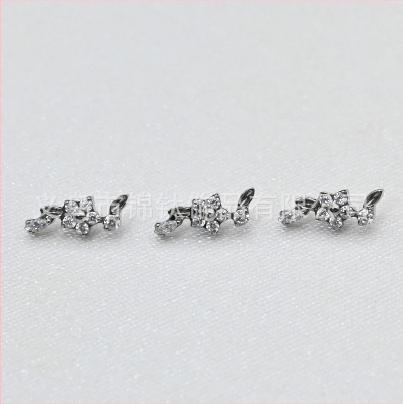 Cercei din aliaj de titan implant-grade, în formă de floare, cu prelucrare diamant, cu un cap unic