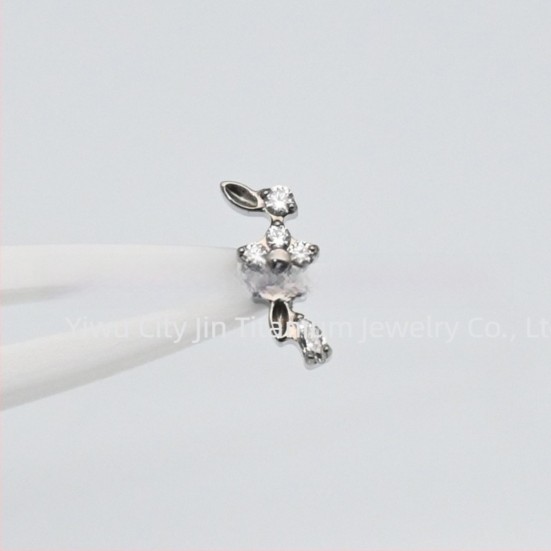 Cercei din aliaj de titan implant-grade, în formă de floare, cu prelucrare diamant, cu un cap unic