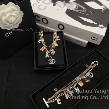 Set damă: colier multistrat cu litera C dublă și brățară cu pietre colorate; aliaj de cupru, placare electrolitică, lanț clavicular, model litere englezești