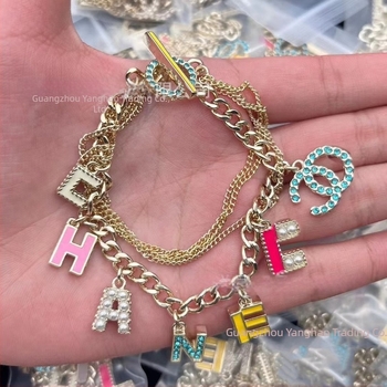 Set damă: colier multistrat cu litera C dublă și brățară cu pietre colorate; aliaj de cupru, placare electrolitică, lanț clavicular, model litere englezești