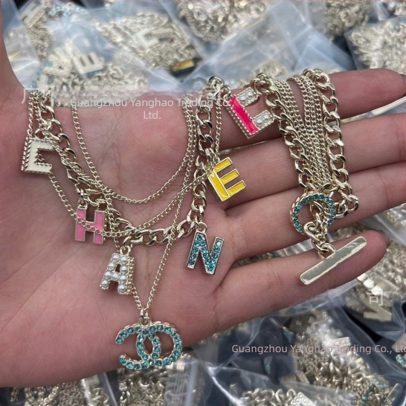 Set damă: colier multistrat cu litera C dublă și brățară cu pietre colorate; aliaj de cupru, placare electrolitică, lanț clavicular, model litere englezești