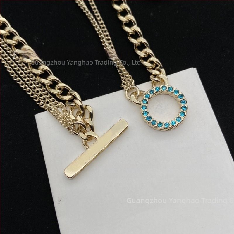 Set damă: colier multistrat cu litera C dublă și brățară cu pietre colorate; aliaj de cupru, placare electrolitică, lanț clavicular, model litere englezești