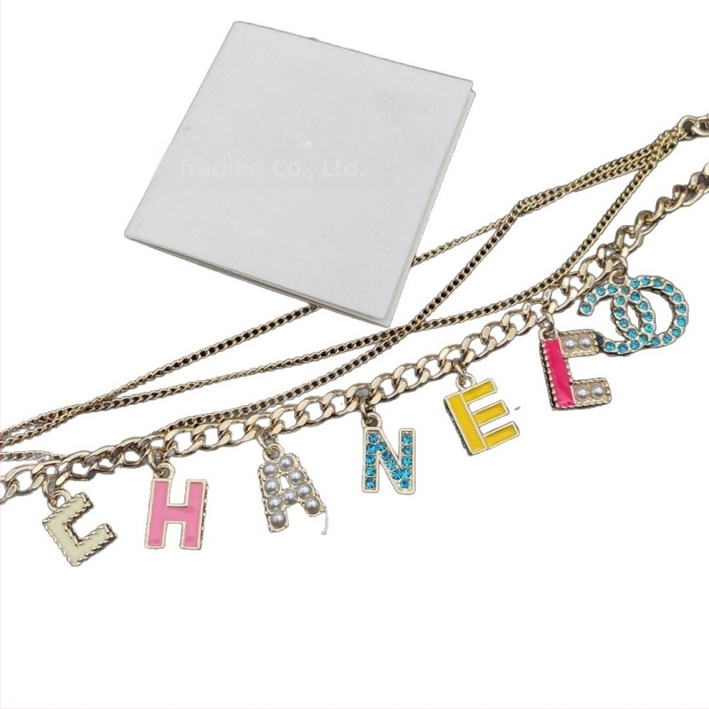 Set damă: colier multistrat cu litera C dublă și brățară cu pietre colorate; aliaj de cupru, placare electrolitică, lanț clavicular, model litere englezești