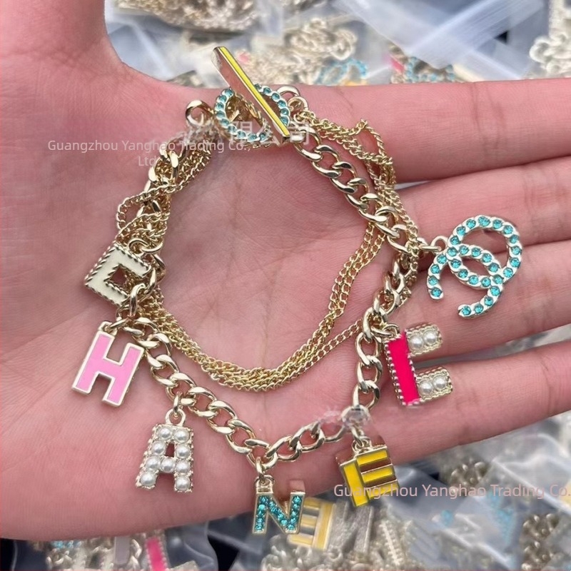 Set damă: colier multistrat cu litera C dublă și brățară cu pietre colorate; aliaj de cupru, placare electrolitică, lanț clavicular, model litere englezești