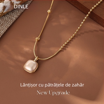 Colier cu perlă artificială, formă geometrică, lanț răsucit, pandantiv din cupru, finisaj electroplatat