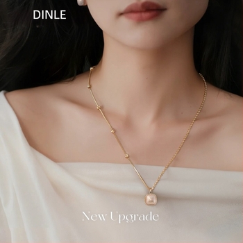 Colier cu perlă artificială, formă geometrică, lanț răsucit, pandantiv din cupru, finisaj electroplatat