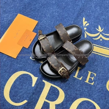 Șlapi Flip‑Flop cu cataramă metalică monogramă, partea superioară din piele microfibră, talpă din cauciuc, pentru adulți, stil business