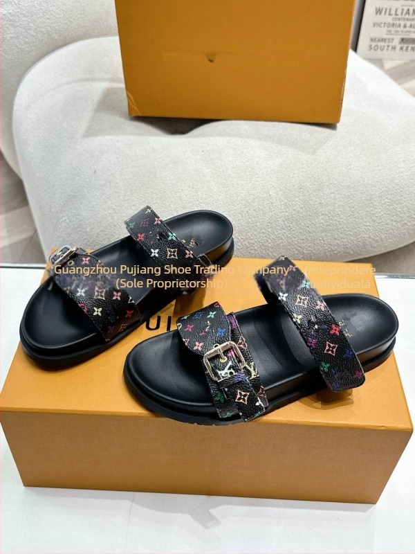 Șlapi Flip‑Flop cu cataramă metalică monogramă, partea superioară din piele microfibră, talpă din cauciuc, pentru adulți, stil business