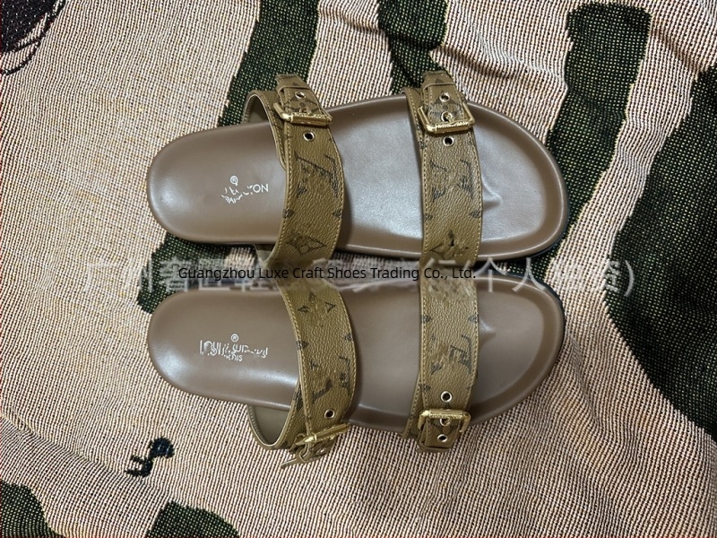 Șlapi Flip‑Flop cu cataramă metalică monogramă, partea superioară din piele microfibră, talpă din cauciuc, pentru adulți, stil business