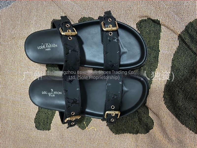 Șlapi Flip‑Flop cu cataramă metalică monogramă, partea superioară din piele microfibră, talpă din cauciuc, pentru adulți, stil business