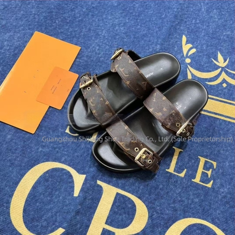 Șlapi Flip‑Flop cu cataramă metalică monogramă, partea superioară din piele microfibră, talpă din cauciuc, pentru adulți, stil business