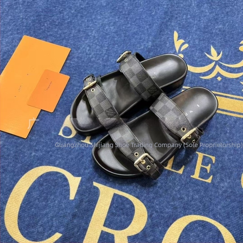 Șlapi Flip‑Flop cu cataramă metalică monogramă, partea superioară din piele microfibră, talpă din cauciuc, pentru adulți, stil business