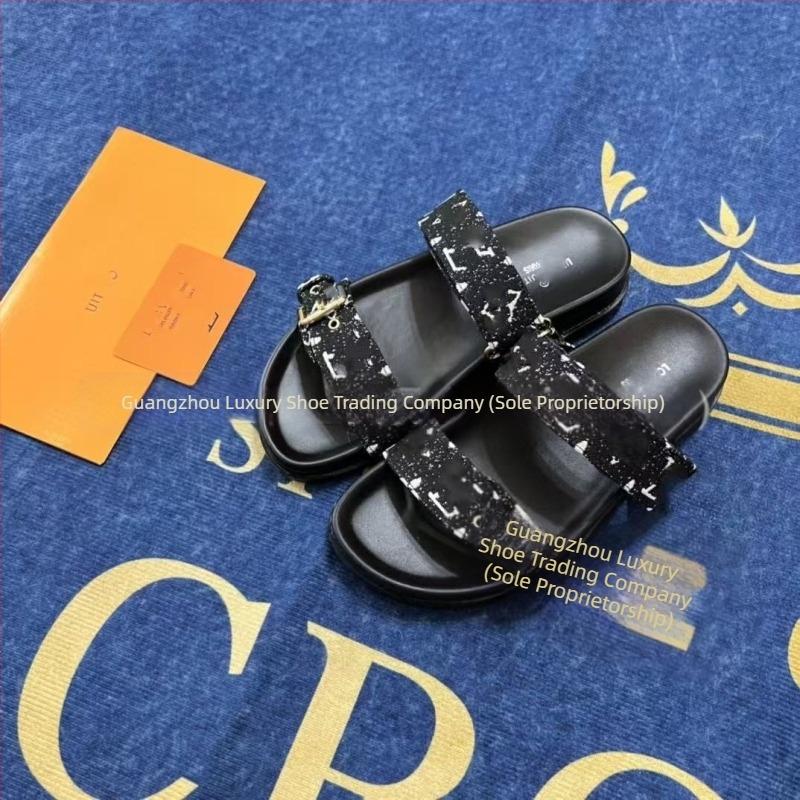 Șlapi Flip‑Flop cu cataramă metalică monogramă, partea superioară din piele microfibră, talpă din cauciuc, pentru adulți, stil business