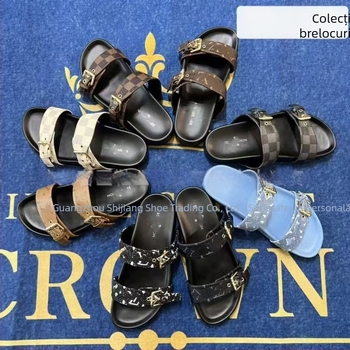 Papuci flip-flop unisex cu monogramă, talpă din cauciuc, cataramă metalică, partea superioară din piele microfibră