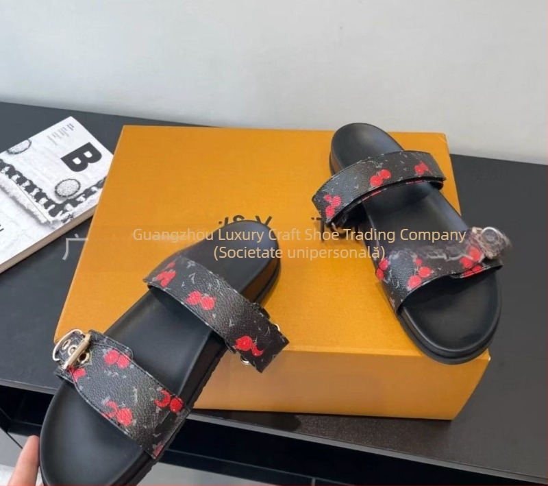 Papuci flip-flop unisex cu monogramă, talpă din cauciuc, cataramă metalică, partea superioară din piele microfibră