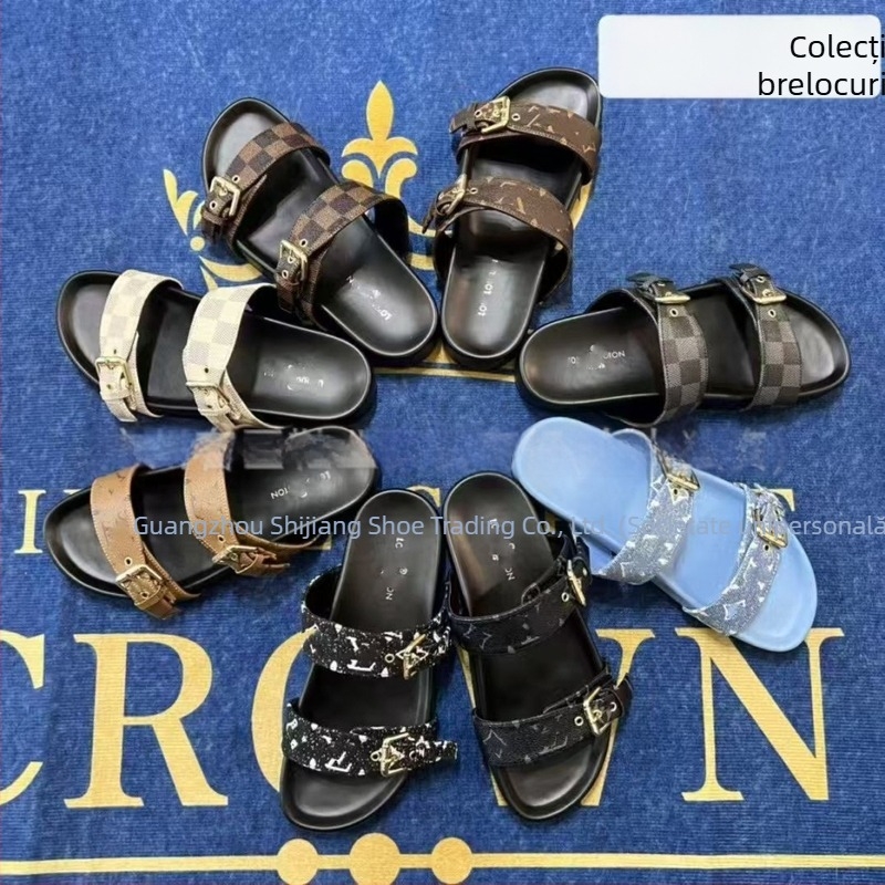 Papuci flip-flop unisex cu monogramă, talpă din cauciuc, cataramă metalică, partea superioară din piele microfibră